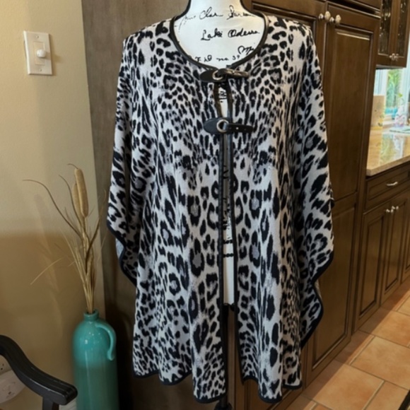 JM Collection Leopard Cape- Grey & black cape with Sleeves- Excellent Condition! - Picture 1 of 8